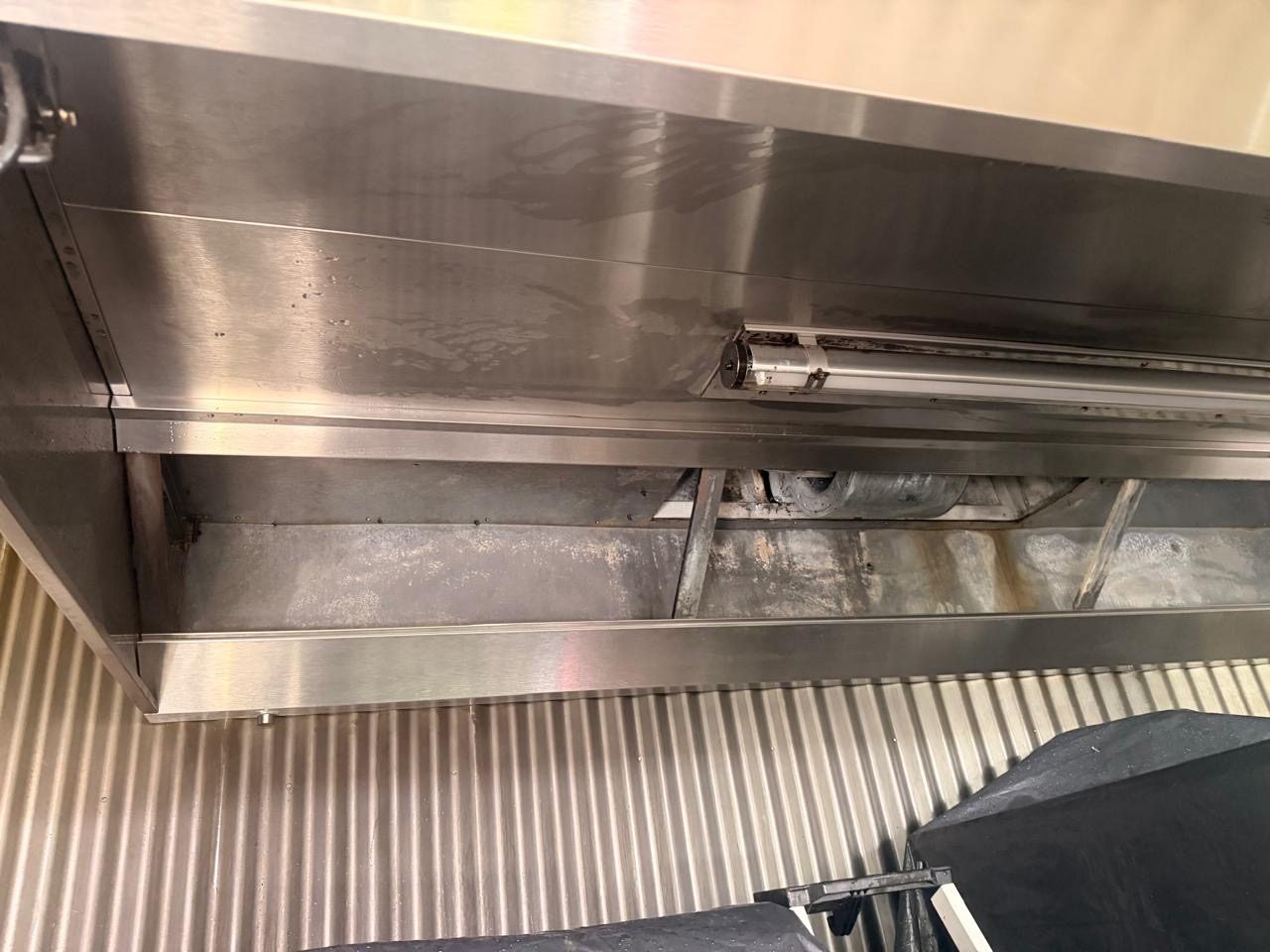 Hotte de cuisine professionnelle après dégraissage DATA CLEAN