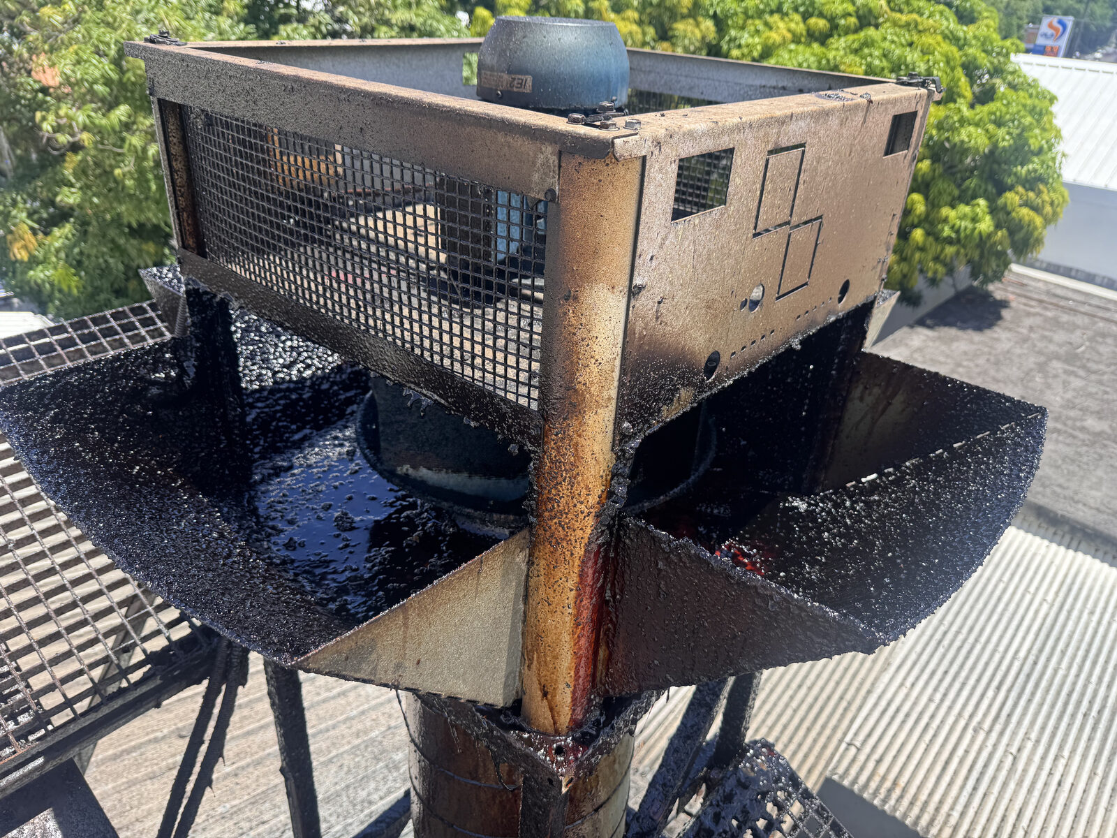 Caisson d'extraction encrassé avant nettoyage