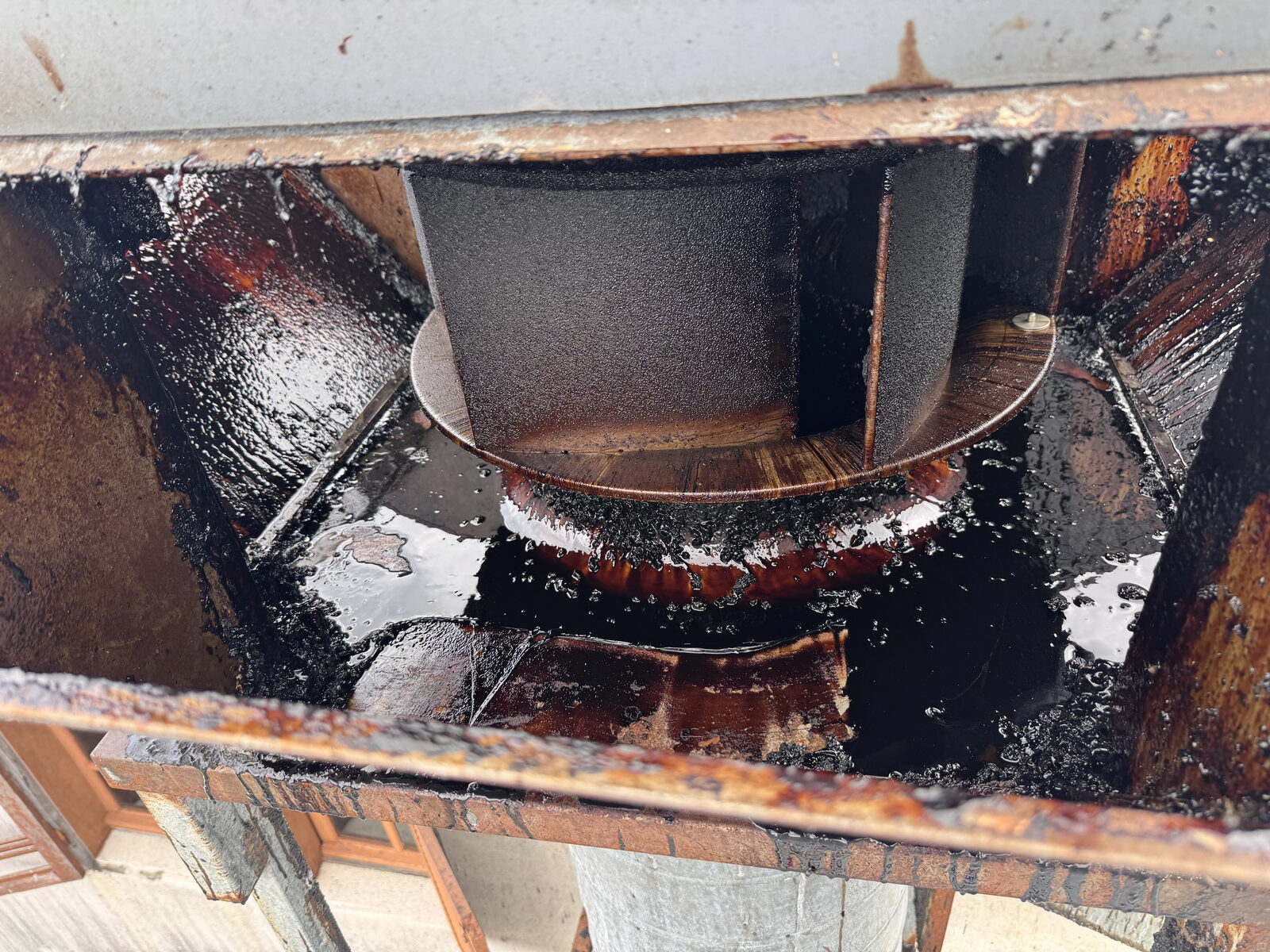 Moteur d'extraction de hotte complètement encrassé