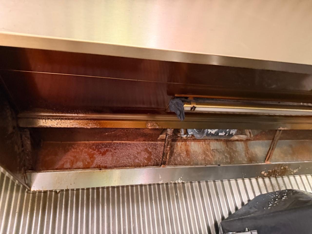 Hotte de cuisine professionnelle encrassée avant nettoyage